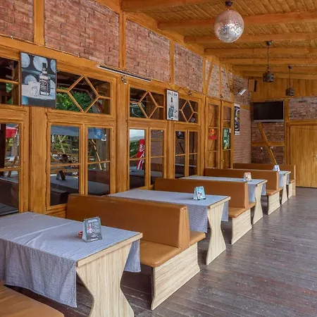 Pavilon Panzio Etterem Es Pizzeria Bed & Breakfast