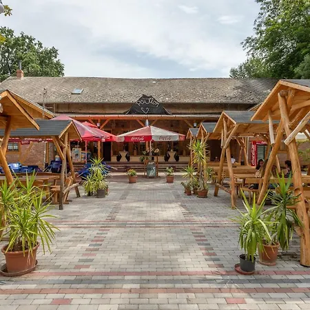 Pavilon Panzio Etterem Es Pizzeria Bed & Breakfast 4*