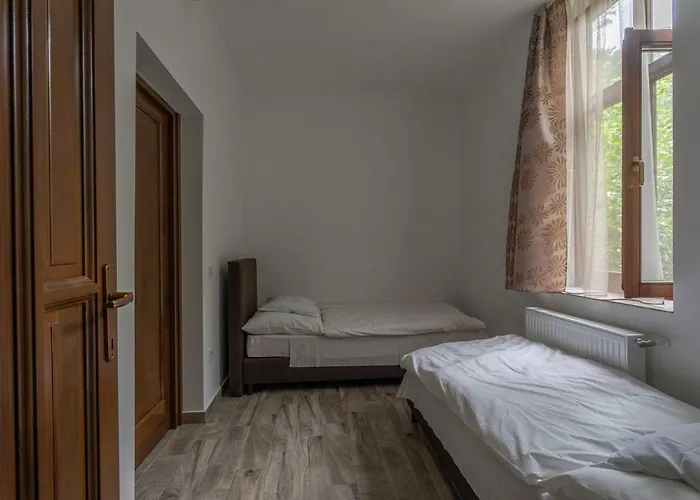 Pavilon Panzio Etterem Es Pizzeria Frühstückspension Gyomaendrőd
