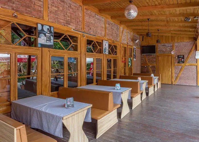 Pavilon Panzio Etterem Es Pizzeria Frühstückspension