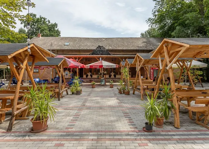Pavilon Panzio Etterem Es Pizzeria Frühstückspension 4*